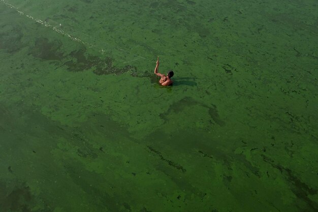 Foto vista ad alta angolazione di una persona che cammina nel lago