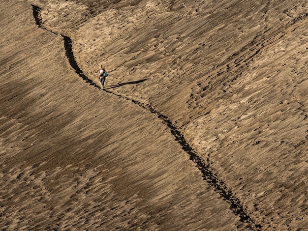 Foto vista ad alto angolo di una persona che cammina su terra