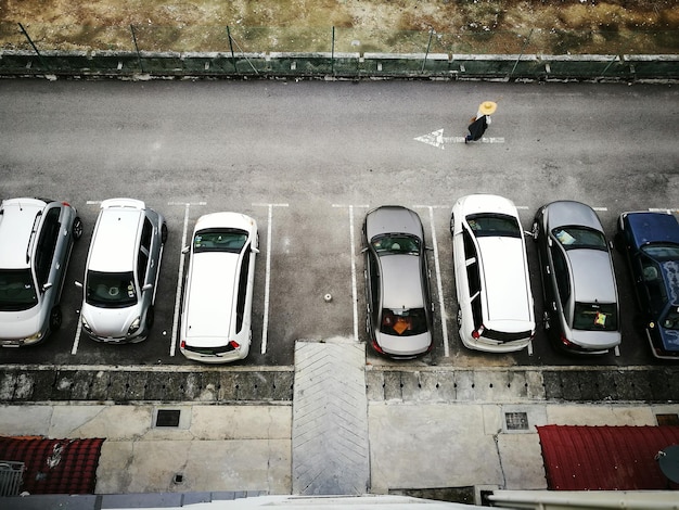 Foto vista ad alto angolo di una persona che cammina sulla strada vicino alle auto