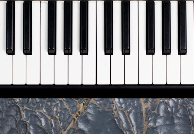 Foto vista ad alto angolo dei tasti del pianoforte