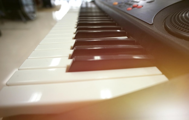 Foto vista ad alto angolo dei tasti del pianoforte