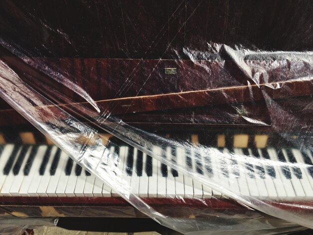 Foto vista ad alto angolo dei tasti del pianoforte