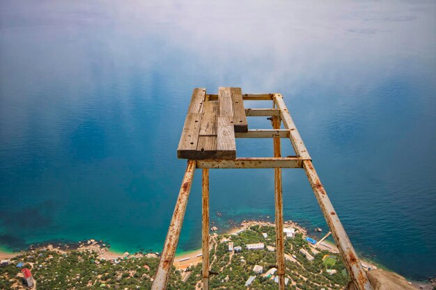 Foto vista ad alta angolazione del molo sul lago