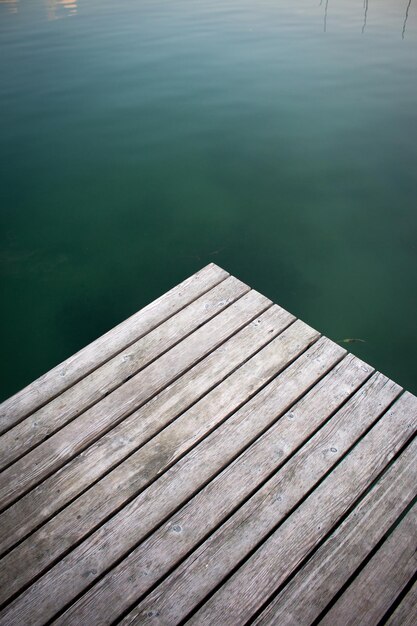 Photo high angle view of pier over lake