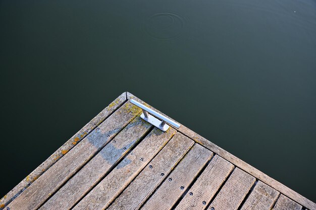 Photo high angle view of pier on lake