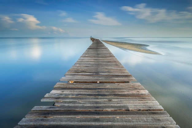 Foto vista ad alto angolo del molo sul mare contro il cielo