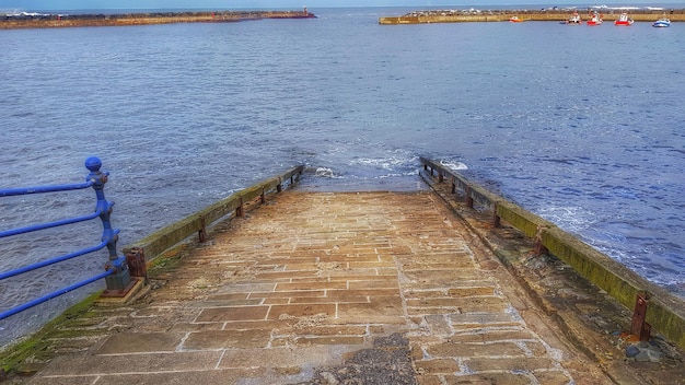 Foto vista ad alto angolo del molo sul mare contro il cielo