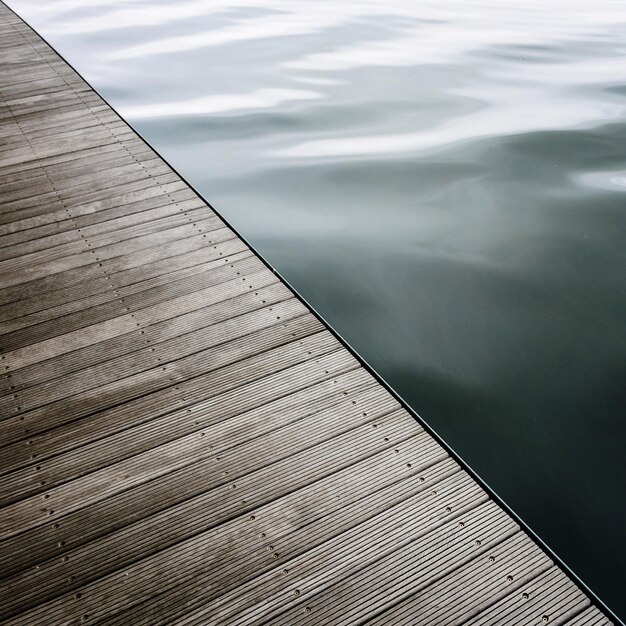 Photo high angle view of pier over sea against sky