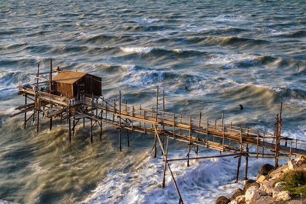 Foto vista ad alto angolo del molo sul mare