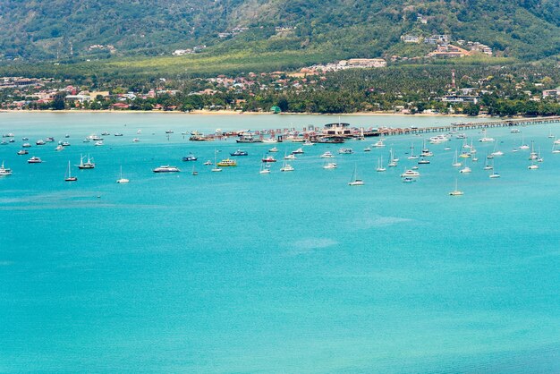 プーケット島のアオチャロン湾にある旅行船用の高角度ビュー桟橋は、カオカッド山の視点から海沿いの観光地タイの有名なアトラクションです