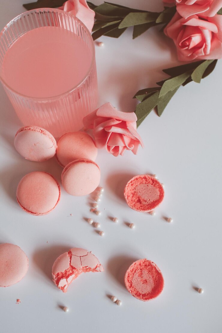 Photo high angle view of pink candies on table