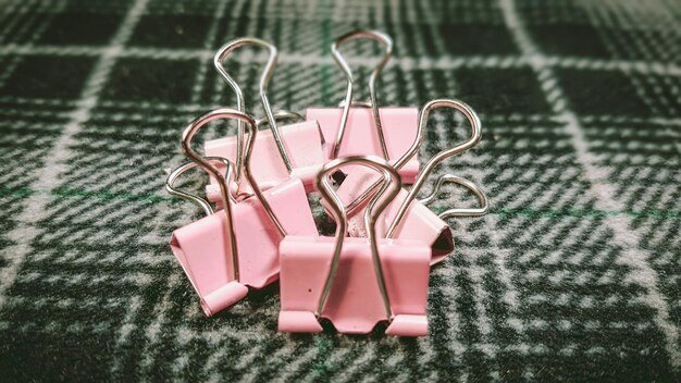 Photo high angle view of pink equipment on metal