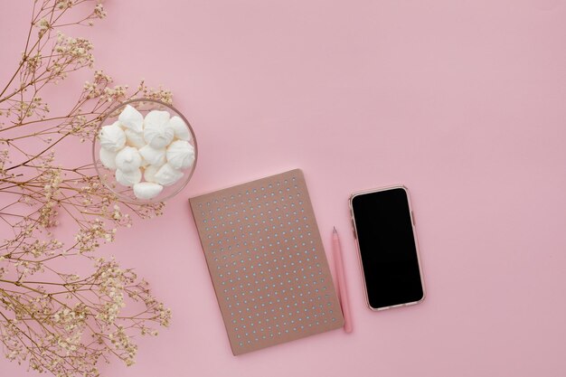 Photo high angle view of pink flower on table