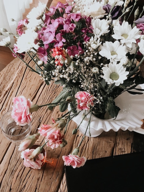 Photo high angle view of pink flowering plant on table