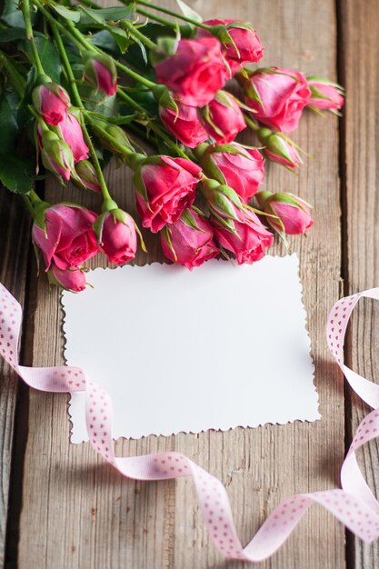 Foto vista ad alto angolo di fiori rosa sul tavolo
