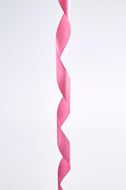 Высокоугольный вид розовой ленты на белом фоне