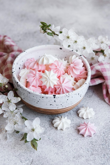 Photo high angle view of pink roses on table