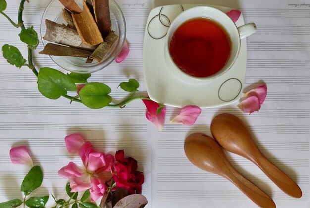 Photo high angle view of pink roses and tea on table