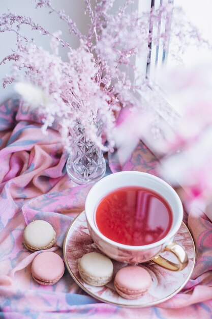 Foto vista ad alto angolo della tazza di tè rosa sul tavolo