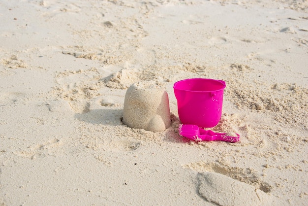 Foto vista ad alto angolo di un giocattolo rosa sulla sabbia sulla spiaggia