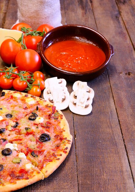 Photo high angle view of pizza in bowl on table