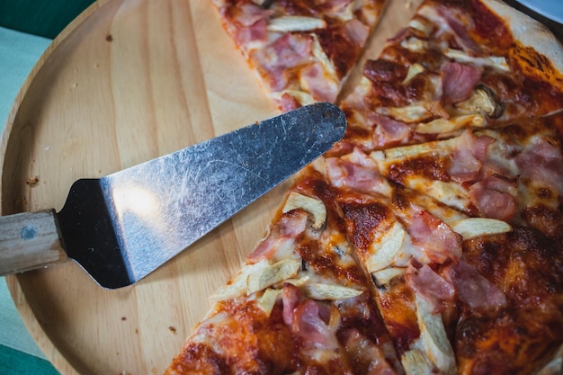 Foto vista ad alta angolazione della pizza sul tavolo da taglio