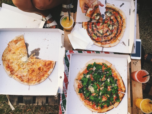 Foto vista ad alta angolazione della pizza e della bevanda sul tavolo