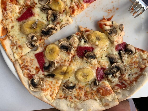 Photo high angle view of pizza in plate on table