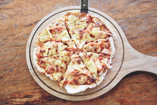 Photo high angle view of pizza in plate on table