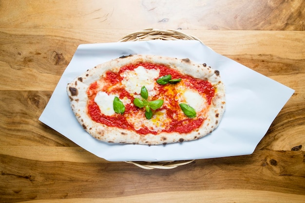 Foto vista ad alto angolo della pizza nel piatto sul tavolo