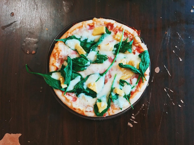 Foto vista ad alto angolo della pizza nel piatto sul tavolo