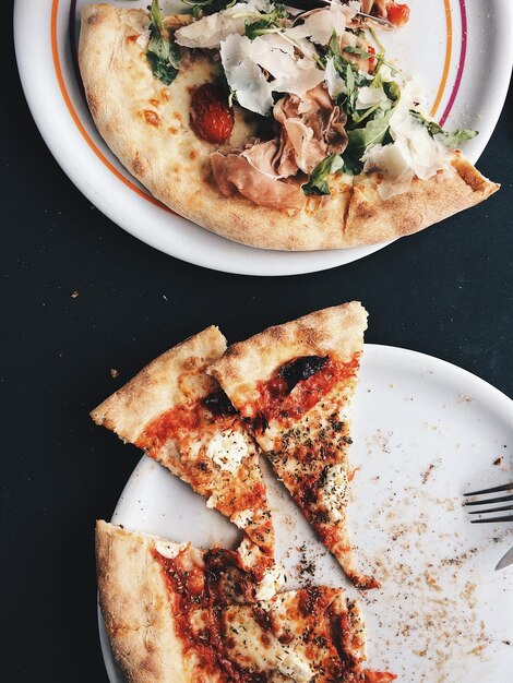 Foto vista ad alto angolo della pizza nel piatto