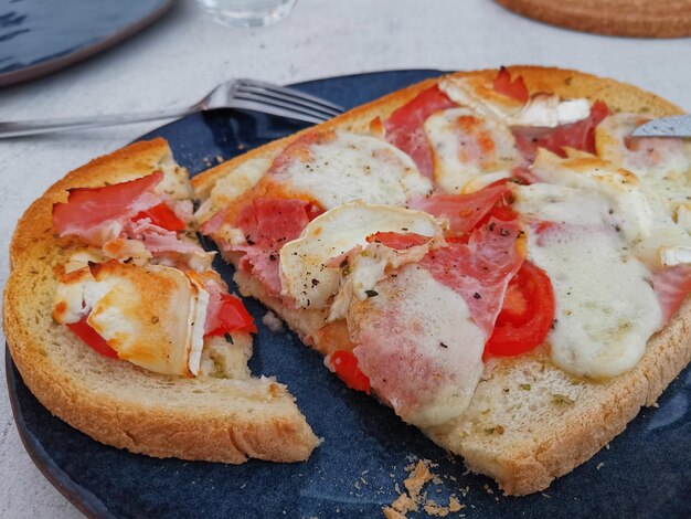 Foto vista ad alto angolo della pizza servita in piatto