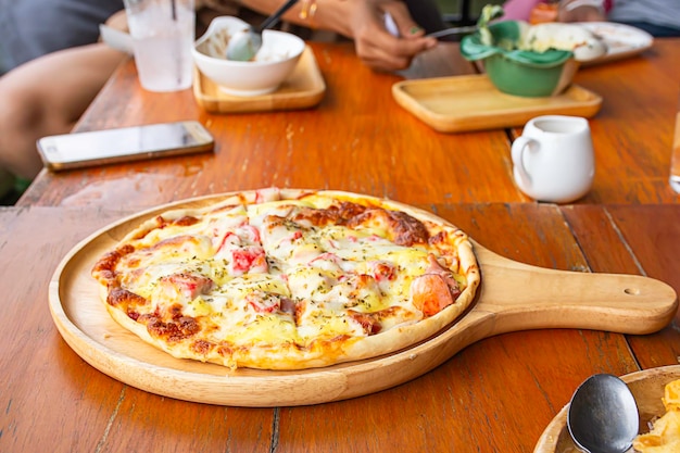 Photo high angle view of pizza served on table