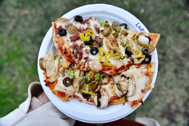 Photo high angle view of pizza served on table