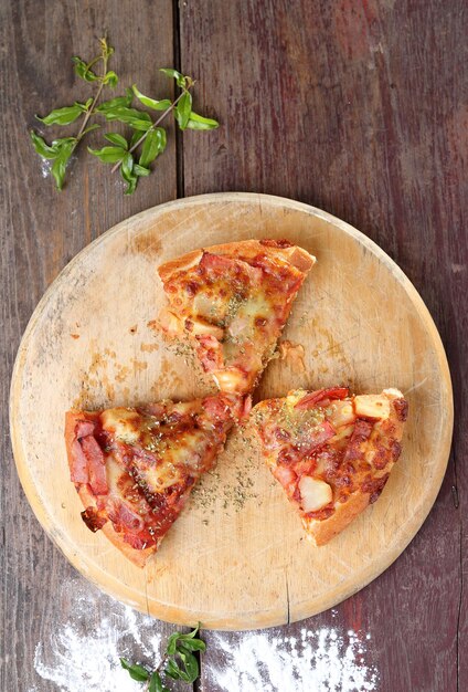 Foto vista ad alto angolo della pizza sul tavolo