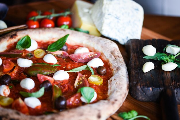 Foto vista ad alto angolo della pizza sul tavolo