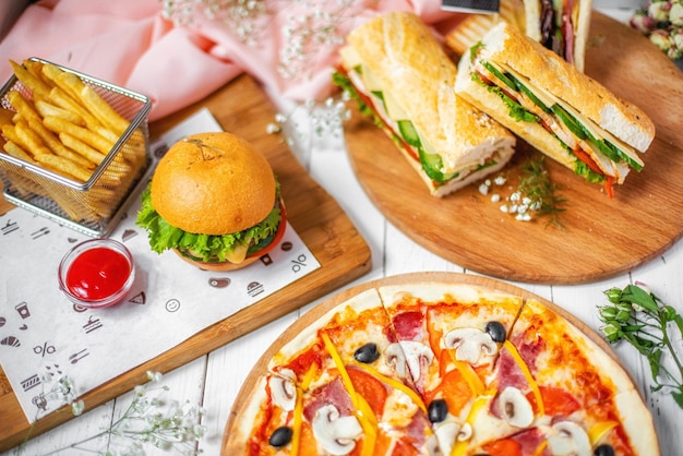 Foto veduta dall'alto della pizza sul tavolo