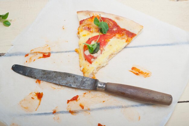 Foto vista ad alto angolo della pizza sul tavolo