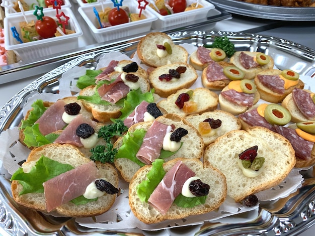 Foto vista ad alta angolazione della pizza sul tavolo