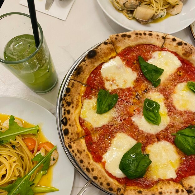 Foto vista ad alto angolo della pizza sul tavolo