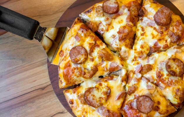 Photo high angle view of pizza on table