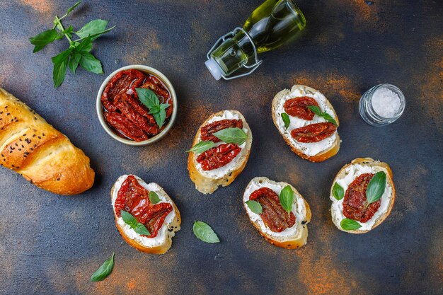 Foto vista ad alto angolo della pizza sul tavolo