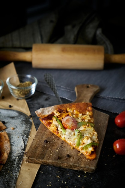 Photo high angle view of pizza on table