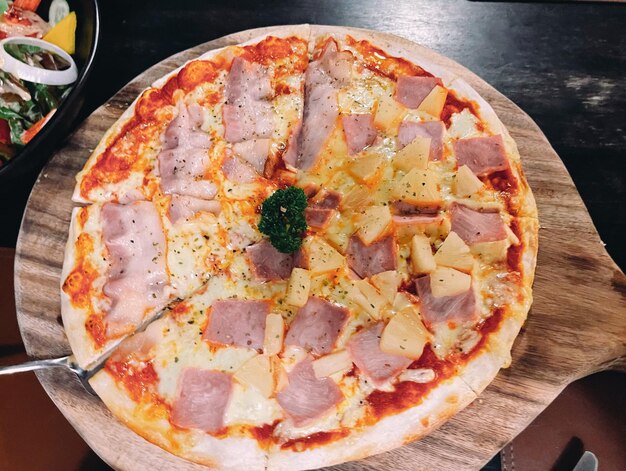 Foto vista ad alta angolazione della pizza sul tavolo