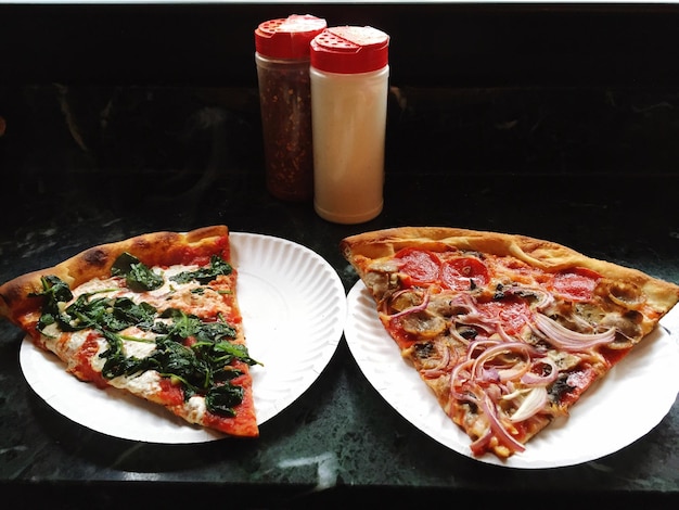 Photo high angle view of pizza on table