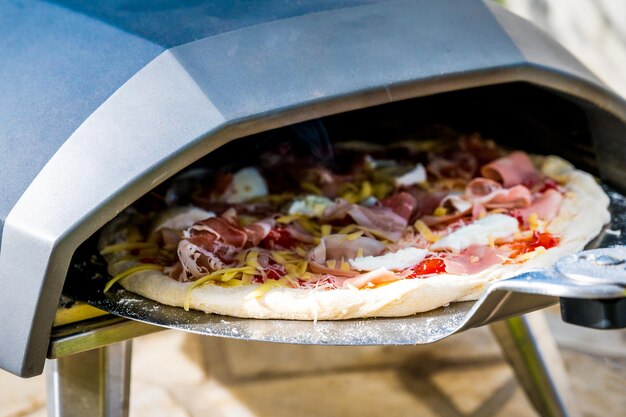 Foto vista ad alto angolo della pizza sul tavolo