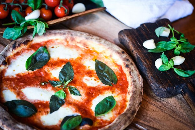 Foto vista ad alta angolazione della pizza sul tavolo