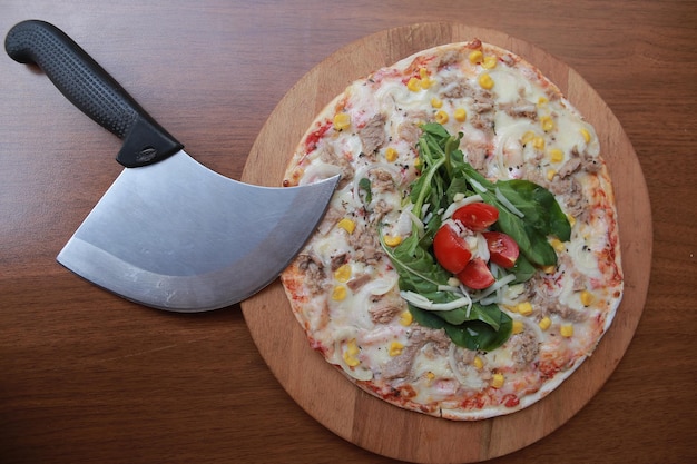 Foto vista ad alto angolo della pizza sul tavolo.