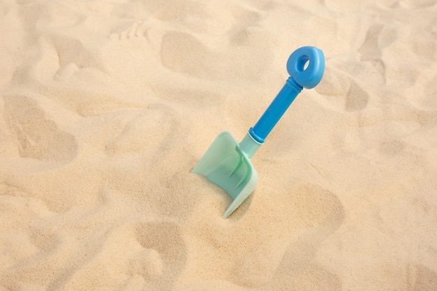 Foto vista ad alto angolo di un giocattolo di plastica sulla spiaggia